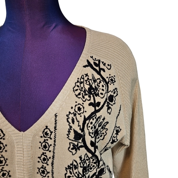 BCBGMaxazaria Beige Silk Blend V-Neck Sweater Black Floral Embroidery Medium - Picture 2 of 9